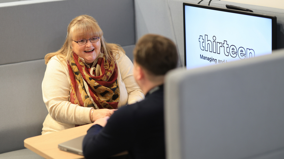 A customer talking to a Thirteen colleague in a touchpoint store
