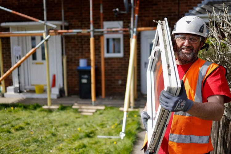 trade operative working on an investment site